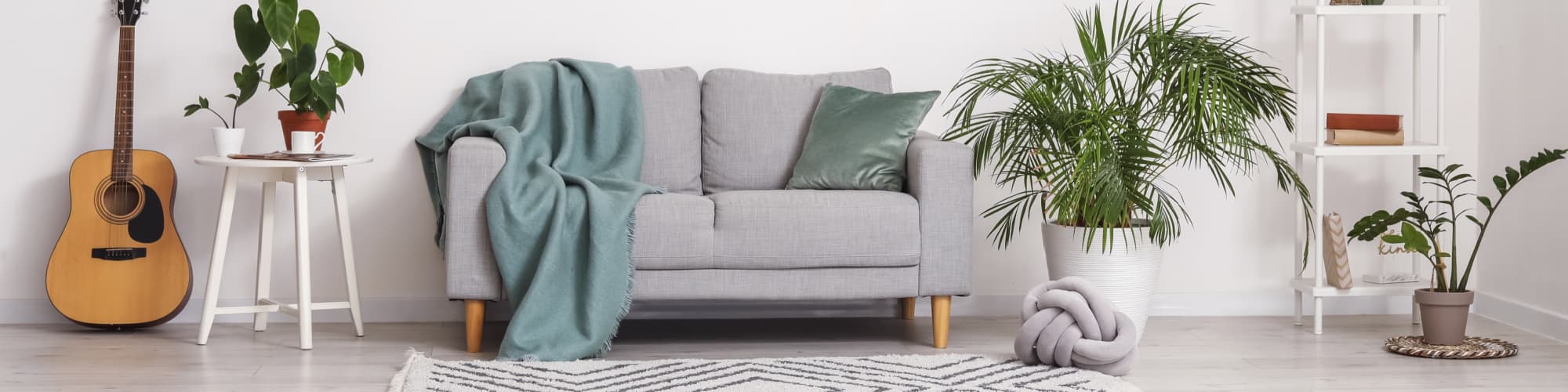 Fitted sofa with spring decorations